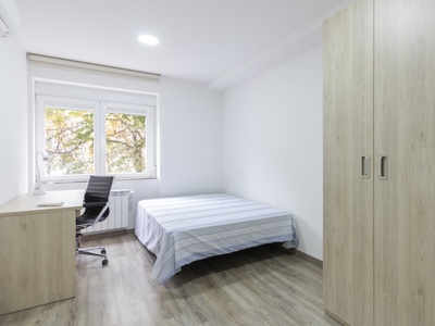 Habitación espaciosa en un apartamento de 7 habitaciones, Ciudad Lineal, Madrid.