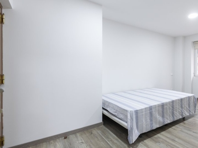 Habitación luminosa en apartamento de 7 habitaciones, Ciudad Lineal, Madrid.