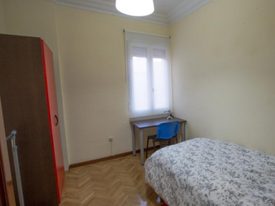 Habitación soleada en apartamento de 5 dormitorios en Retiro, Madrid