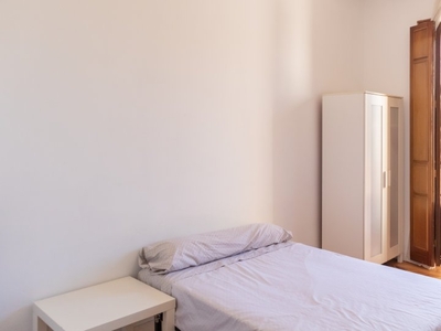 Increíble habitación en un apartamento de 8 habitaciones en Ríos Rosas, Madrid
