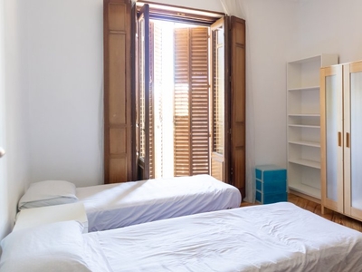 Increíble habitación en un apartamento de 8 habitaciones en Ríos Rosas, Madrid