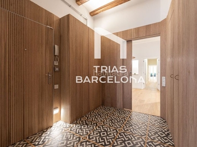 Piso en ferran 39 140 m2, con 3 habitaciones, 2 baños completos, 1 aseo, gran salón, balcón a ferran, preciosas vigas recuperadas en Barcelona