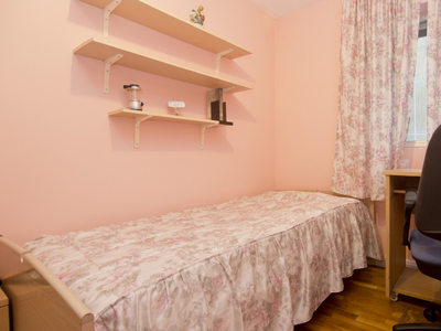 Relajante habitación en un apartamento de 3 dormitorios en Moratalaz, Madrid