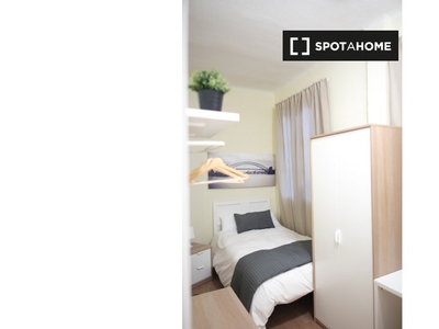 Relajante habitación en un apartamento de 5 dormitorios en Tetuán, Madrid