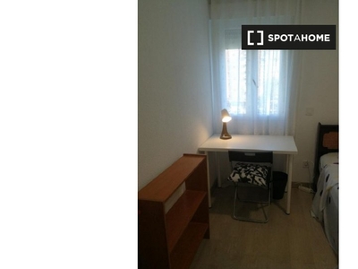 Se alquila habitación, apartamento de 5 camas, tranquila Moratalaz, Madrid