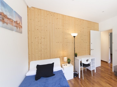 Se alquila habitación en apartamento de 5 dormitorios en Centro, Madrid.