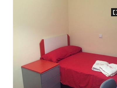 Se alquila habitación en apartamento de 5 dormitorios en Villaverde, Madrid