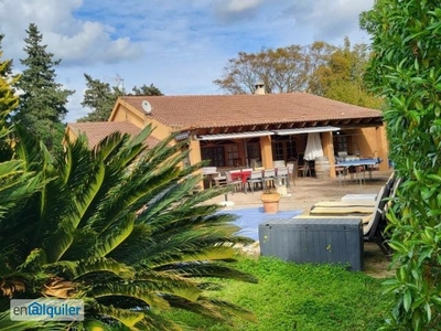 Casa con piscina, jardín y árboles frutales