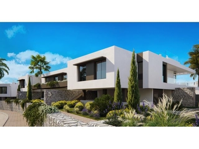 Villa independiente de lujo con 4 dormitorios vistas al mar en Marbella Este.