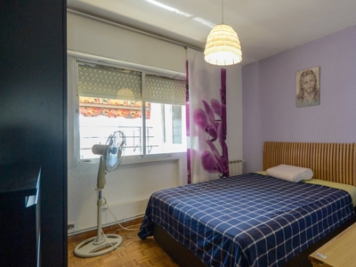 Se alquila habitación en apartamento de 3 habitaciones en Aluche, Madrid.