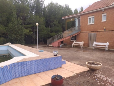 PRECIOSO CHALET CON PISCINA A 2 KM DE YECLA