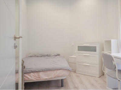 Se alquila habitación en piso de 6 habitaciones en Gaztambide, Madrid
