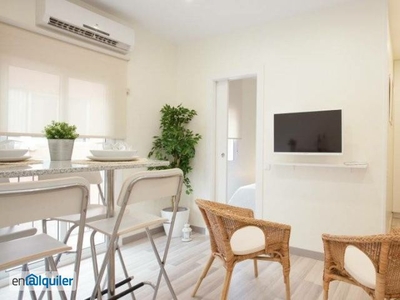 Soleado apartamento de 2 dormitorios con balcón y aire acondicionado en alquiler cerca de la playa en el centro de La Barceloneta