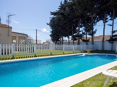 -Villa with garden and private pool.