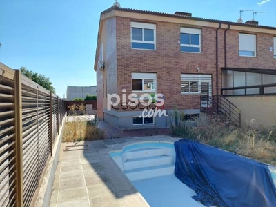 Casa adosada en venta en Villanueva de la Torre