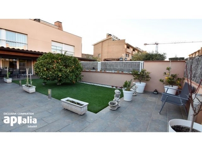 CASA ADOSADA CON PISCINA COMUNITARIA EN CASTELLAR DEL VALLÈS