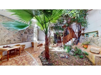 Encantadora casa con un tranquilo patio en el corazón del popular barrio de La Isleta