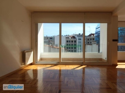 Piso reformado de 115 m2 en el centro de Vigo, con mucha luz natural y terraza.