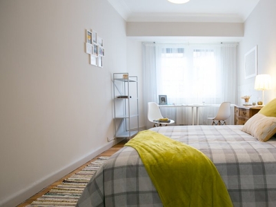 Acogedora habitación en apartamento de 4 dormitorios en Deusto, Bilbao