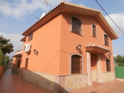 Alquiler Casa adosada Alhaurín El Grande. Plaza de aparcamiento con terraza 215 m²