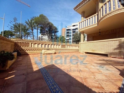 Alquiler Casa adosada El Campello. Buen estado plaza de aparcamiento 170 m²