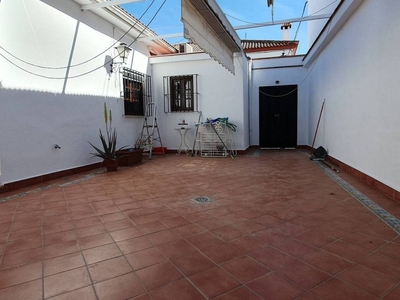 Alquiler Casa adosada en Avenida de los Poetas 31 Umbrete. Muy buen estado con terraza calefacción individual 271 m²