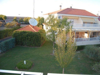 Alquiler Casa adosada en Calle Pantano del Zujar Badajoz. Muy buen estado plaza de aparcamiento con balcón calefacción central 220 m²