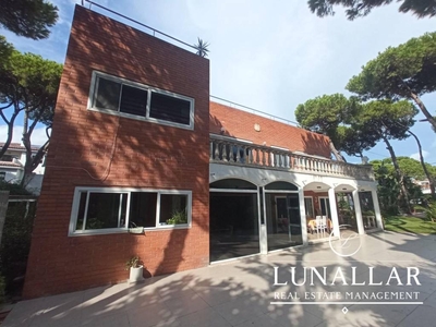 Alquiler Casa unifamiliar Castelldefels. Con terraza 246 m²