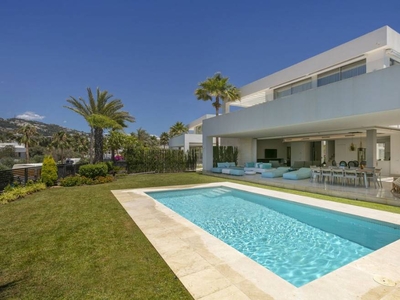 Alquiler Casa unifamiliar en Urbanización Finca La Torrecilla Marbella. Nueva plaza de aparcamiento con terraza 253 m²