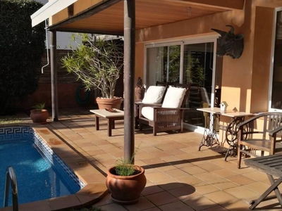 Alquiler Chalet en Avinguda 339 Castelldefels. Muy buen estado con terraza 330 m²