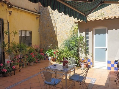 Alquiler Chalet en Carrer Cronista Llorens i Raga Moncada. Buen estado con terraza 172 m²