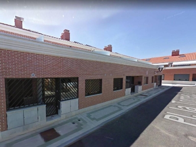Alquiler Chalet Palencia. Plaza de aparcamiento con terraza 238 m²