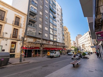 Alquiler Piso Almería. Piso de cuatro habitaciones en Javier Sanz 7. Tercera planta con terraza