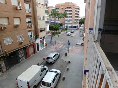 Alquiler Piso Almería. Piso de tres habitaciones en murcia. Primera planta con terraza