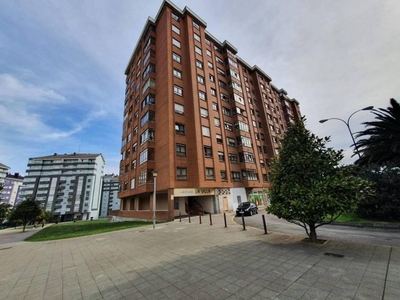 Alquiler Piso Avilés. Piso de tres habitaciones en Calle Juan Ochoa. Buen estado décima planta