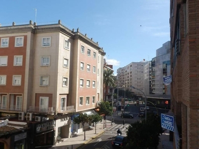 Alquiler Piso Badajoz. Piso de cuatro habitaciones en Santa Marina. Segunda planta con terraza