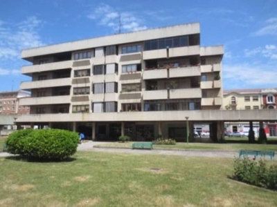 Alquiler Piso Burgos. Piso de cuatro habitaciones en Calle SANTA CLARA. Buen estado tercera planta con terraza