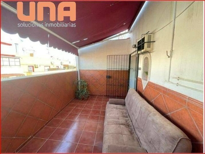 Alquiler Piso Córdoba. Piso de tres habitaciones Cuarta planta con terraza