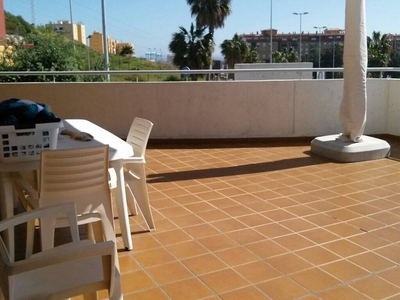 Alquiler Piso Algeciras. Piso de cuatro habitaciones en Residencial Puerta de Europa. Muy buen estado planta baja con terraza