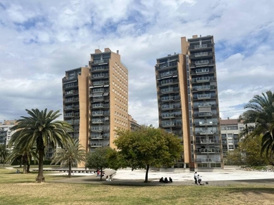 Alquiler Piso Girona. Piso de cuatro habitaciones Buen estado cuarta planta con terraza