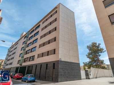 Alquiler Piso Granada. Piso de tres habitaciones en Periodista Manuel Santaella. Quinta planta con terraza