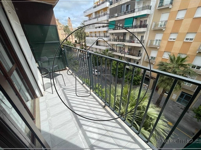 Alquiler Piso Huelva. Piso de tres habitaciones en Paseo Independencia. Tercera planta con balcón