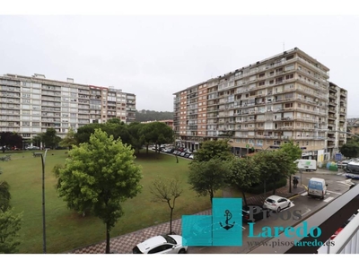 Alquiler Piso Laredo. Piso de tres habitaciones en Calle Padre Ignacio Ellacuría 4. Buen estado segunda planta con terraza