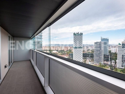 Alquiler Piso L'Hospitalet de Llobregat. Piso de dos habitaciones en Plaça d'Europa. Plaza de aparcamiento con balcón