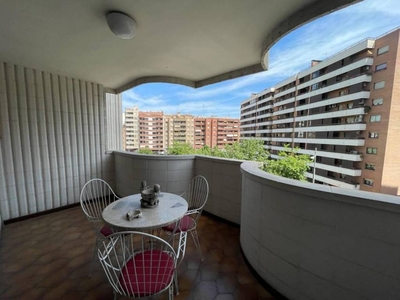 Alquiler Piso Lleida. Piso de cuatro habitaciones en Calle Gran Passeig de Ronda. Buen estado tercera planta con balcón