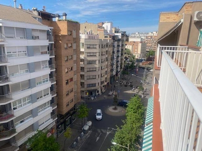 Alquiler Piso Lleida. Piso de cuatro habitaciones Séptima planta con balcón