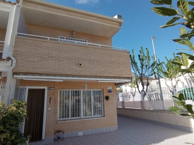 Alquiler Piso Los Alcázares. Piso de cuatro habitaciones Con balcón