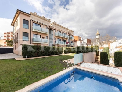 Alquiler Piso Sabadell. Piso de tres habitaciones en Calle Covadonga. Buen estado segunda planta con terraza