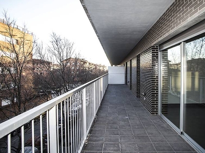 Alquiler Piso Sant Cugat del Vallès. Piso de tres habitaciones Buen estado segunda planta plaza de aparcamiento con terraza