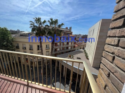 Alquiler Piso Sant Feliu de Llobregat. Piso de cuatro habitaciones Tercera planta con balcón